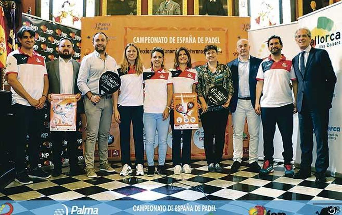 Nuria Llagostera aparece en el centro de la imagen de la presentación de ayer en Cort.