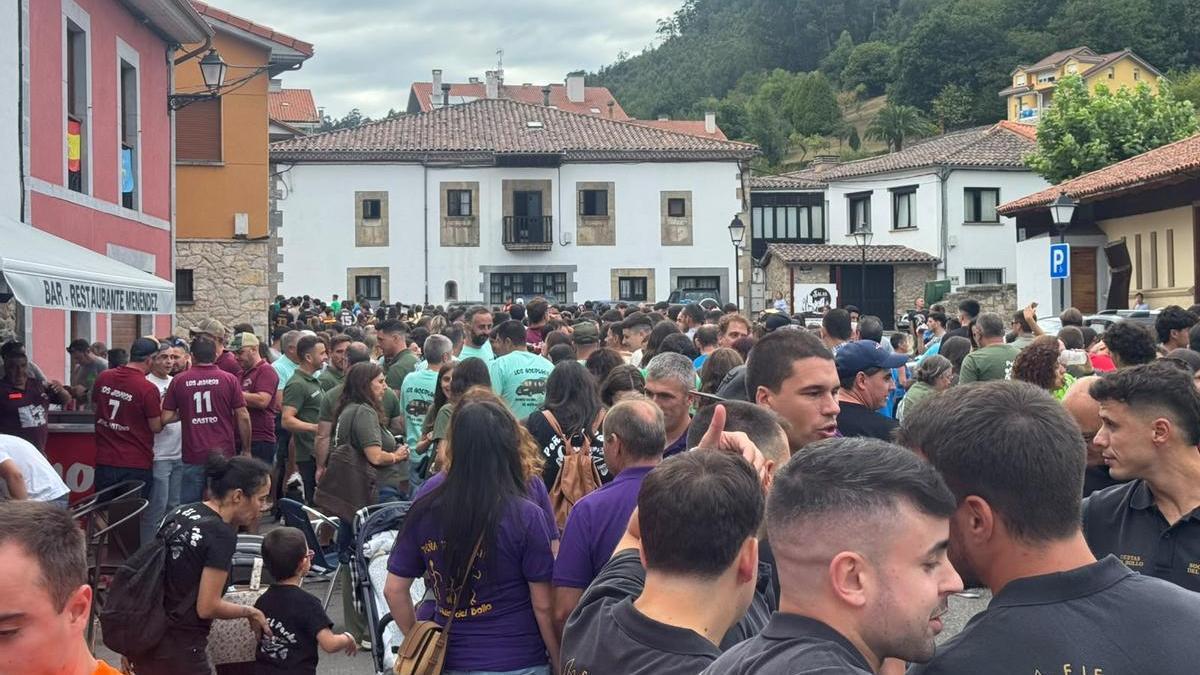 Ambiente en el centro de Salas en el día de las peñas.