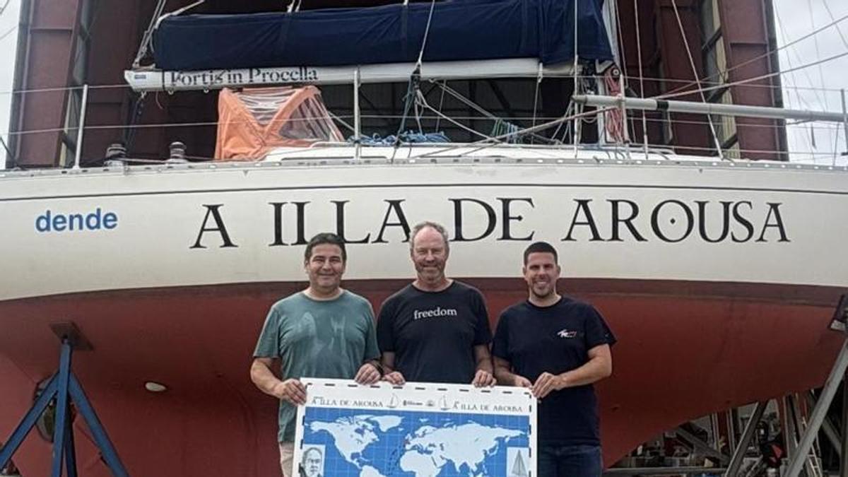 Wright, en el centro, delante de la embarcación con la que dará la vuelta al mundo.