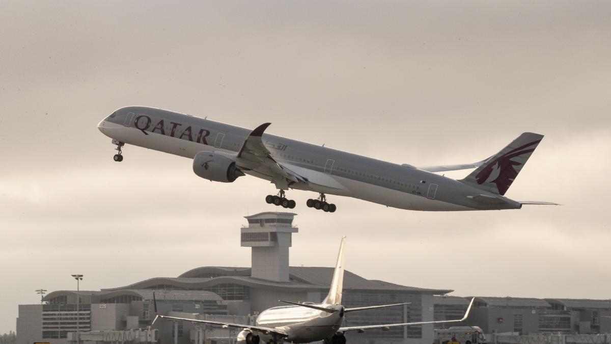 Qatar Airways Airbus A350-1041 at Los Angeles Airport