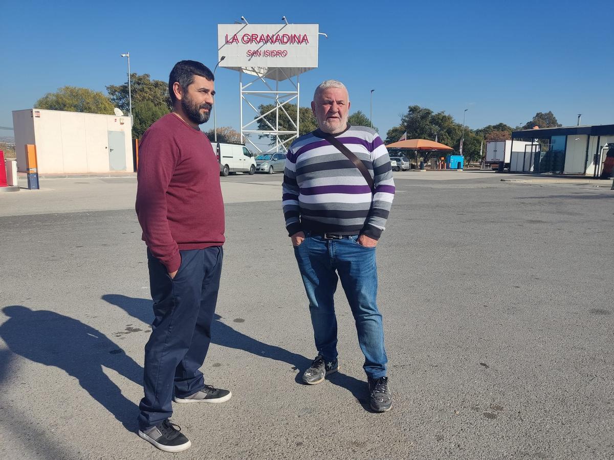 El alcalde y el concejal de Obras en el polígono. Al fondo el nuevo cartel de señalización de La Granadina