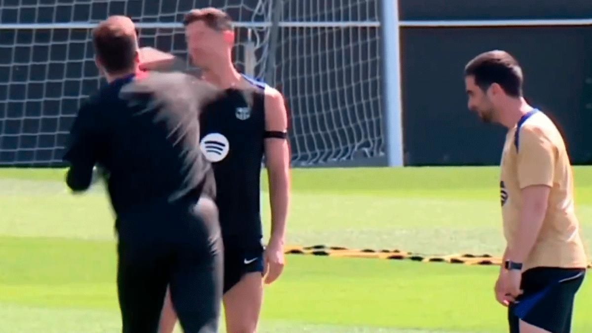 Lewandowski y Szczesny bromean durante el entrenamiento