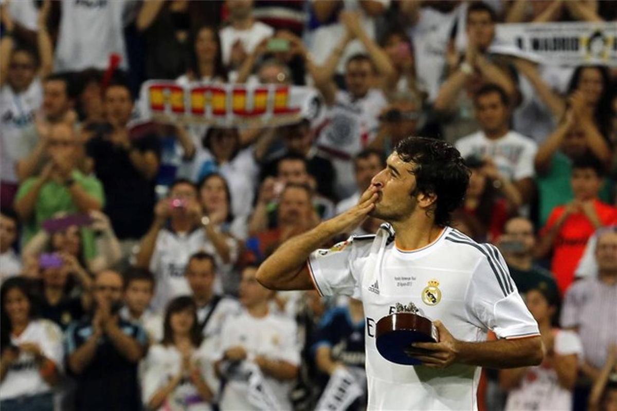 Raúl agraeix l’homenatge de l’afició del Reial Madrid.