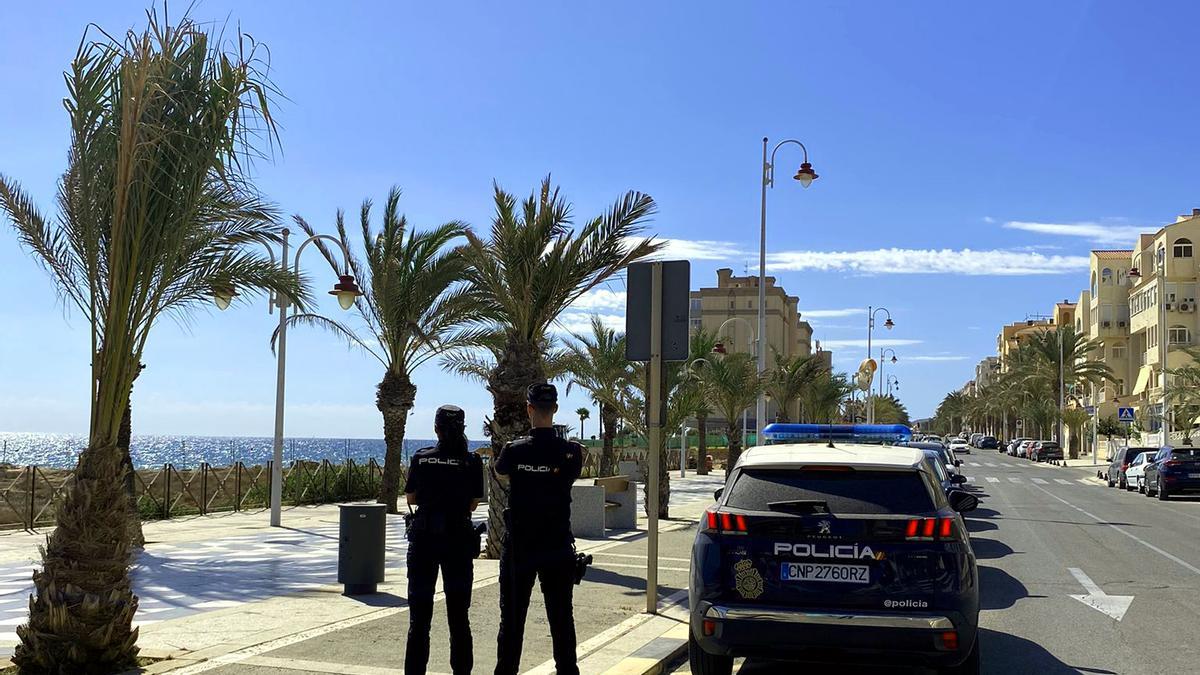 Agentes de la Comisaría de Elche en la avenida San Bartolomé de Tirajana, en Arenales del Sol donde se ha realizado la operación contra el tráfico de drogas