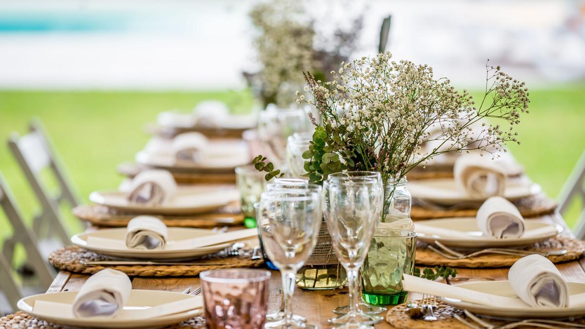 Decorar la mesa del banquete: elegancia y estilo a partes iguales