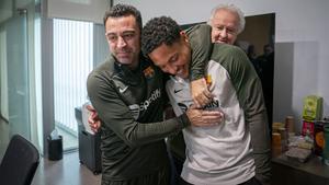 Vitor Roque recibió el caluroso saludo de Xavi Hernández