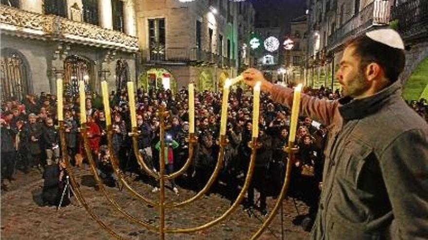 Un dels moments de l&#039;encesa de les espelmes de la festa Hanukkà a la plaça del Vi de Girona.