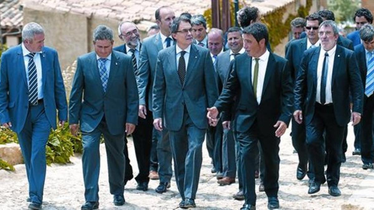 El 'president'Artur Mas, ayeren Corbera d'Ebre, junto a diversas autoridades locales.