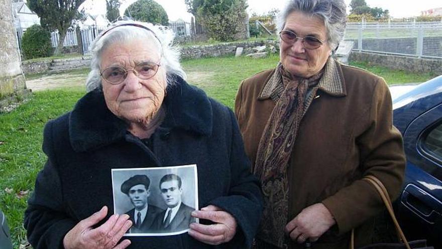 La hermana de uno de los fusilados, ayer, con su foto. / a.r.m.h.