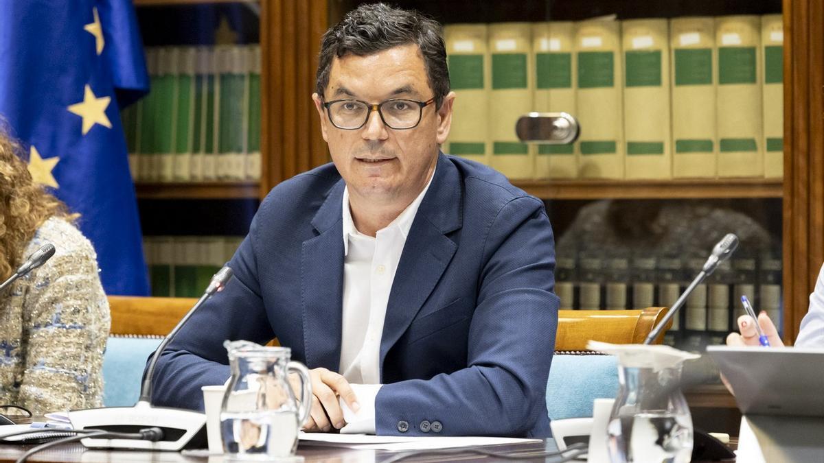 El consejero de Obras Públicas del Gobierno de Canarias, Pablo Rodríguez, durante la reunión mantenida este viernes.