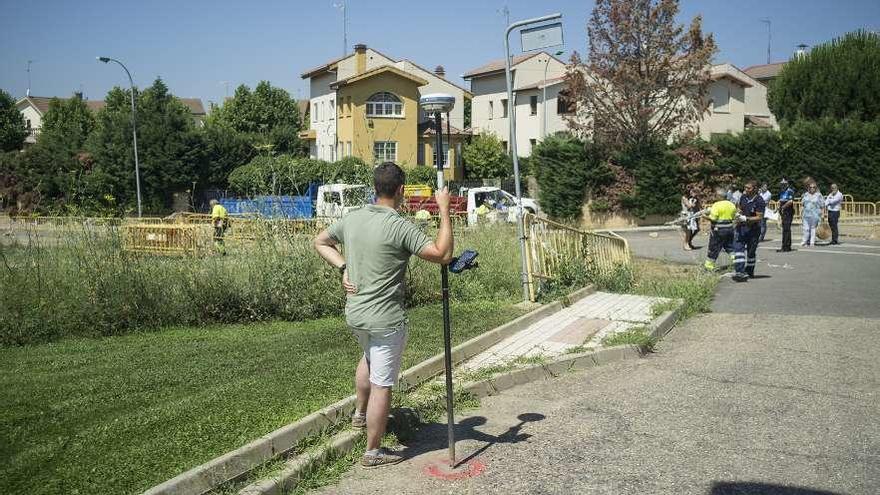 Mediciones topográficas en la calle Zafra para delimitar el nuevo vial.