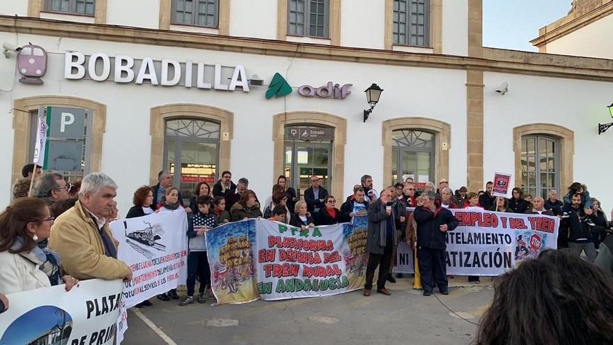 Concentración contra los recortes de Renfe y Adif celebrada en la estación de Bobadilla.