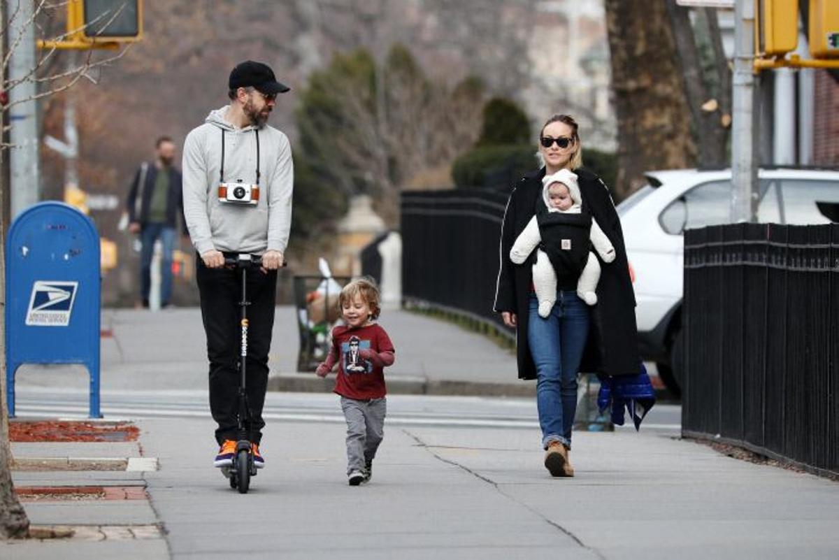 Los actores Olivia Wilde y Jason Sudeikis junto a sus hijos Otis y Daisy en Nueva York.