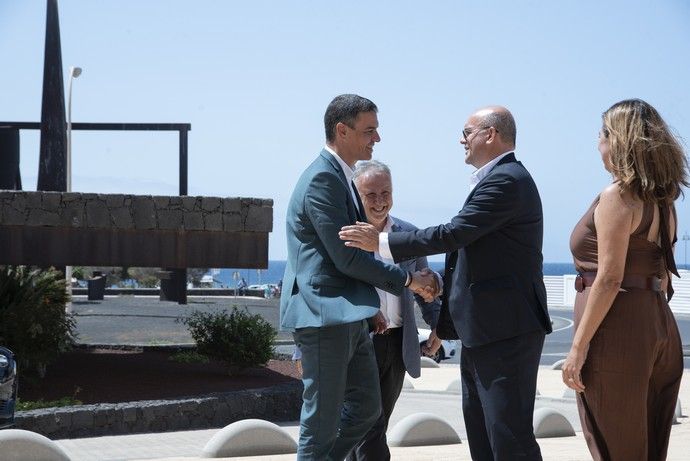 Pedro Sánchez se reúne con Ángel Víctor Torres en Lanzarote