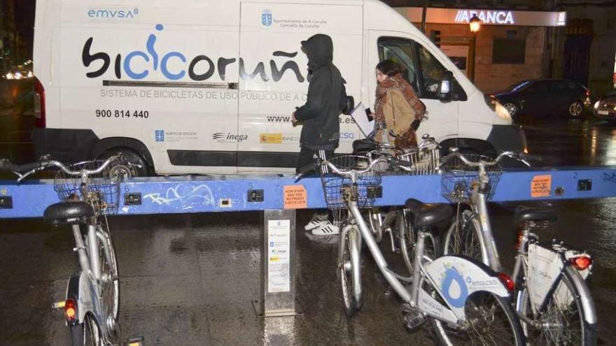 Bicicletas aparcadas en la estación ubicada en la plaza de Pontevedra.