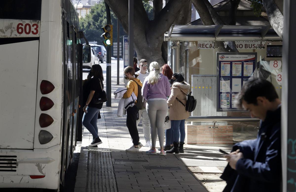 Autobuses urbanos en la Alameda Principal.