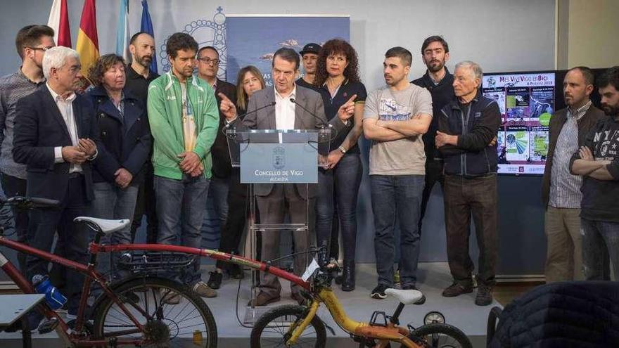 Caballero y los organizadores, ayer, durante la presentación de la XI edición de A Pedaliña. // C. Graña