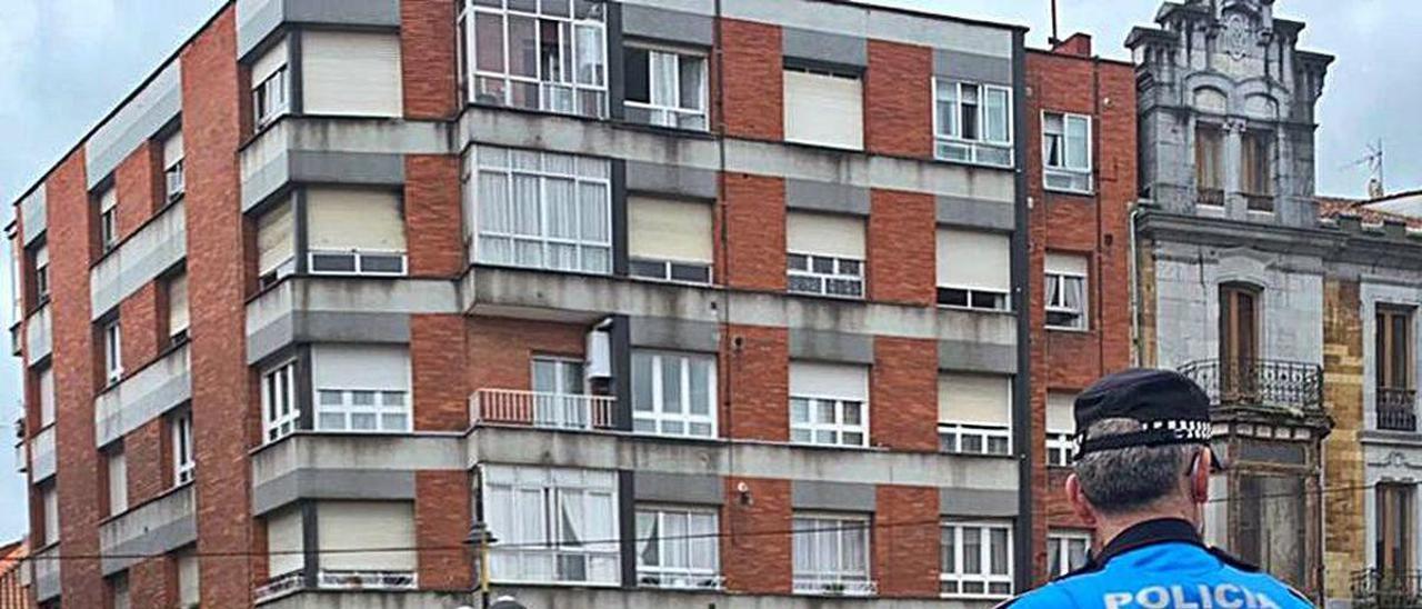 Un agente de la Policía Local de Siero vigila una terraza en la Pola.