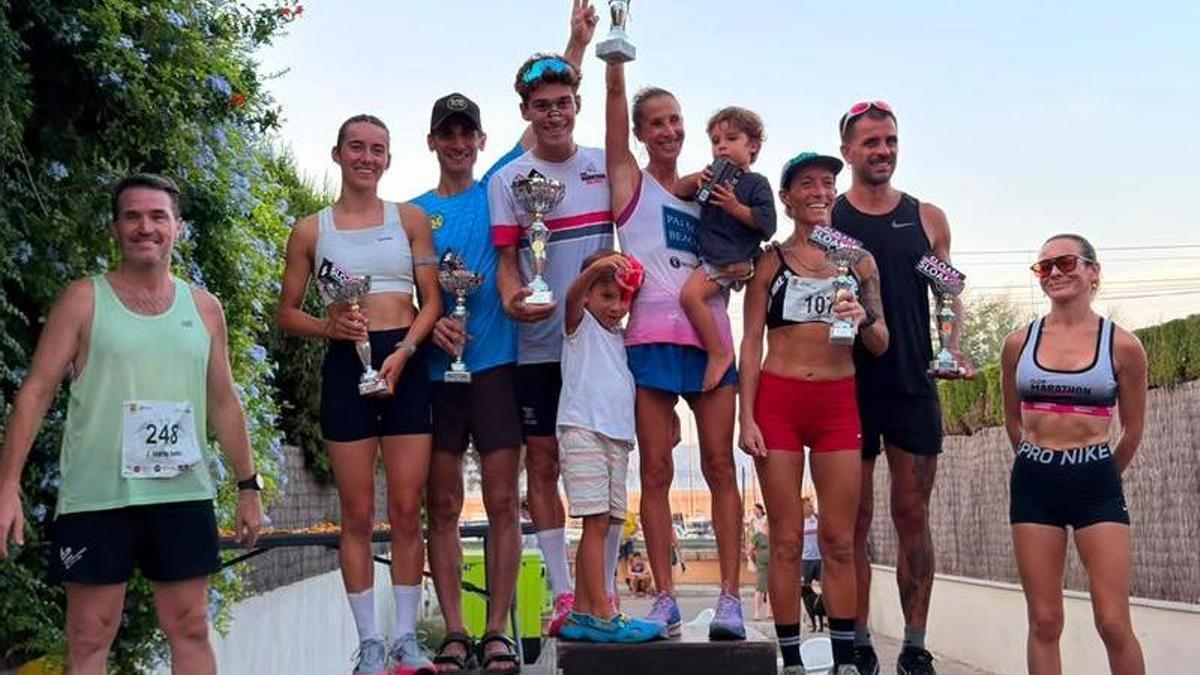 Foto de los ganadores en el podio.