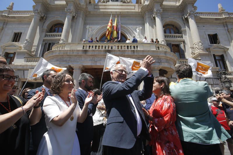 Baño de masas de Ribó y Gómez tras la constitución del ayuntamiento