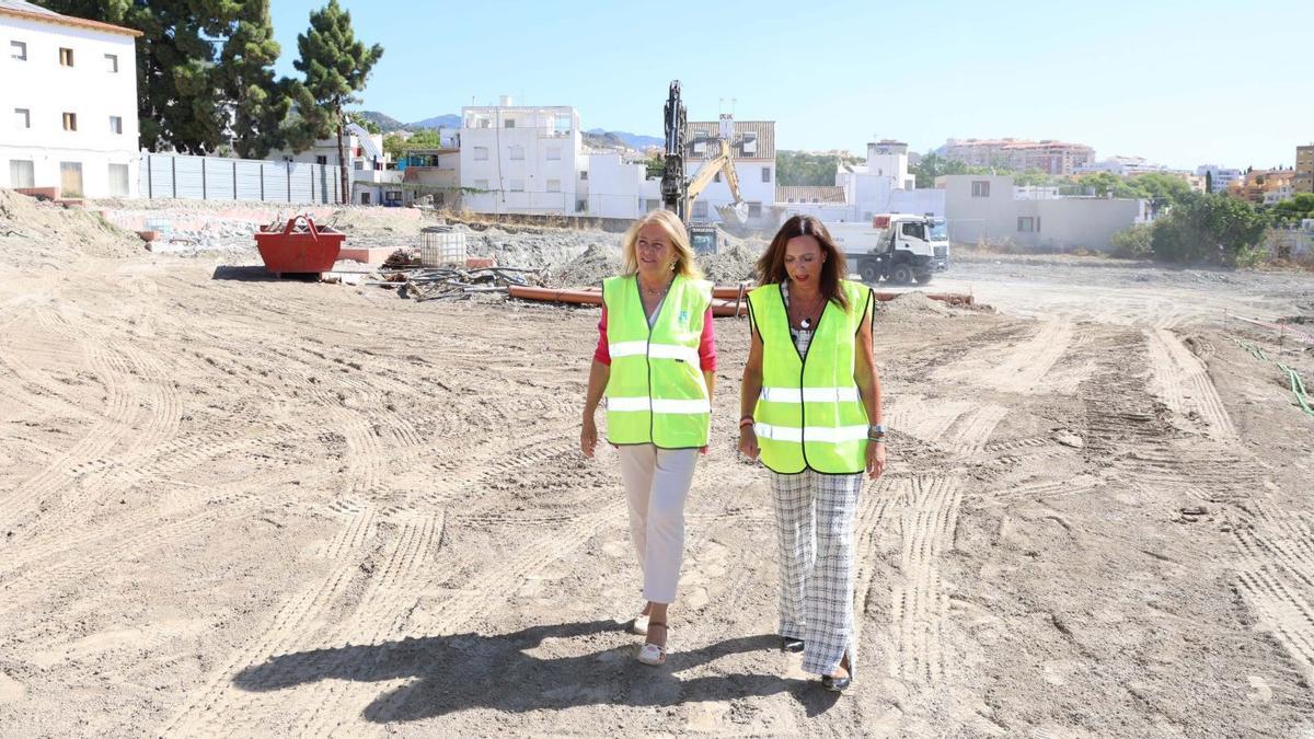 Ángeles Muñoz y Rocío Díaz durante la visita este martes a las obras del aparcamiento del albergue África.
