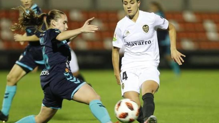 Una jugadora del Valencia Femenino intenta superar a una rival.