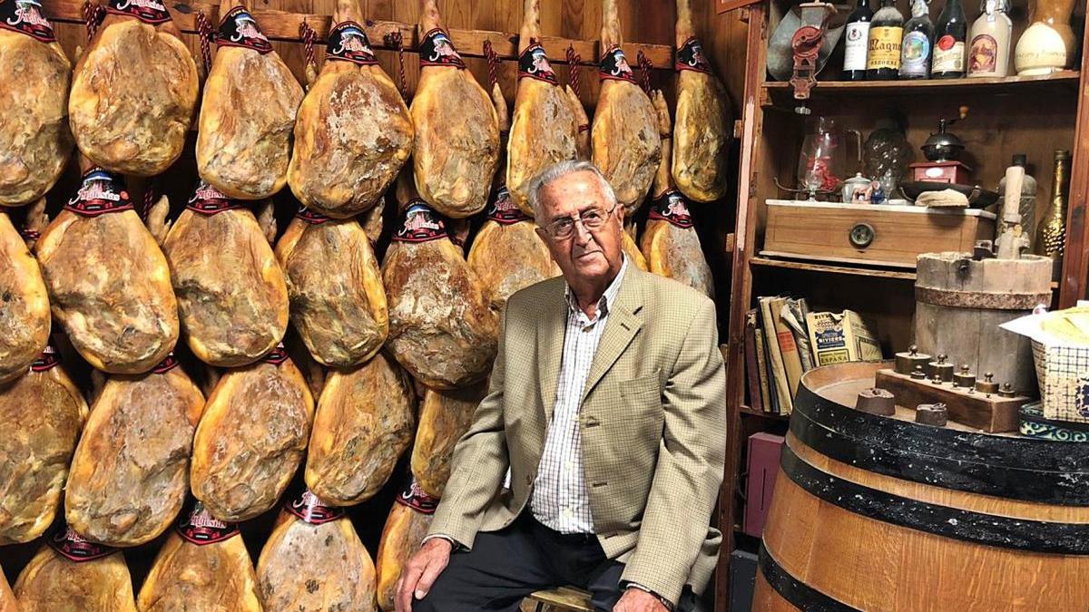 Joaquín Pardo, a sus 91 años, en su negocio.