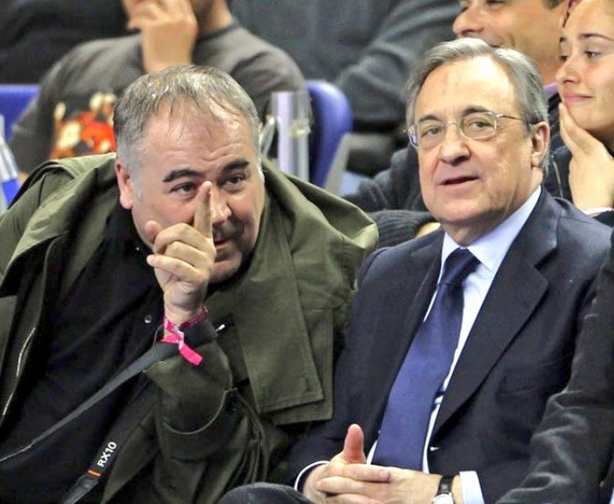 Antonio García Ferreras junto a Florentino Pérez viendo un partido del Madrid de baloncesto