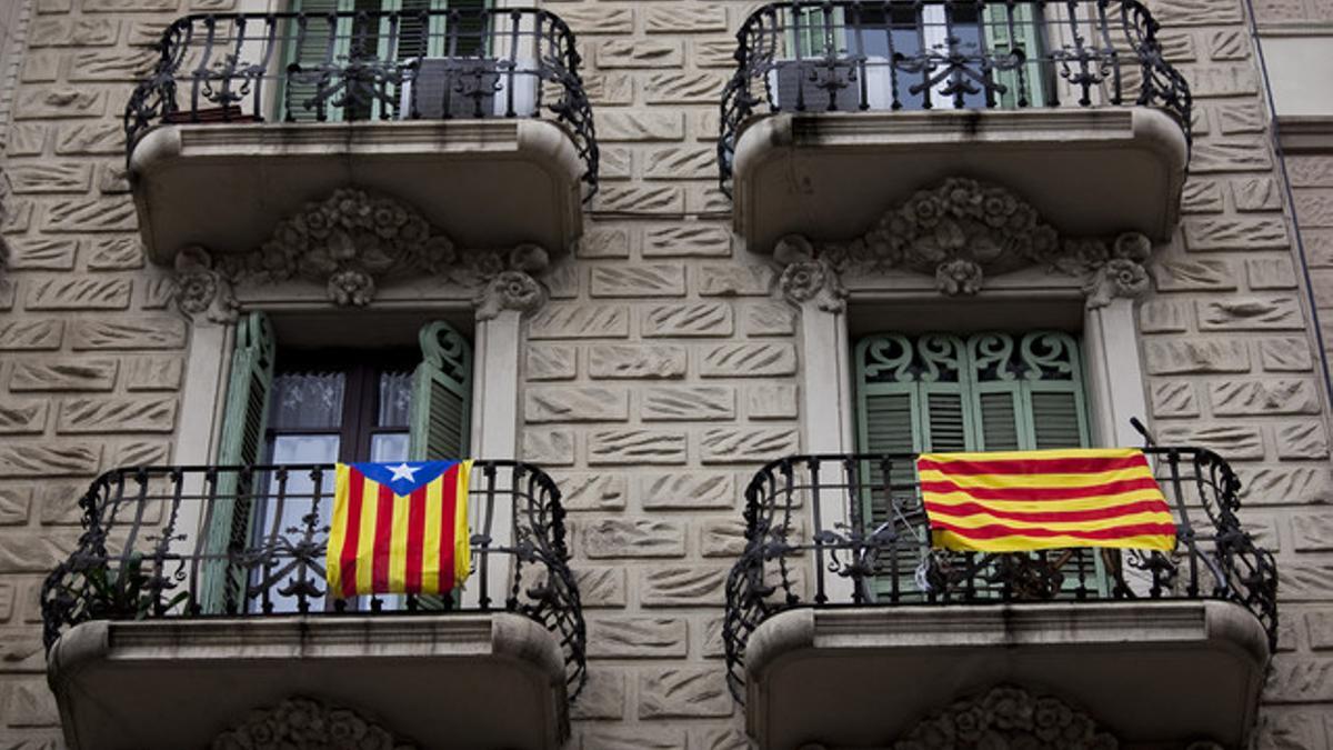 Una 'estelada' y una 'senyera' en dos balcones de Barcelona, una semana después de la Diada.