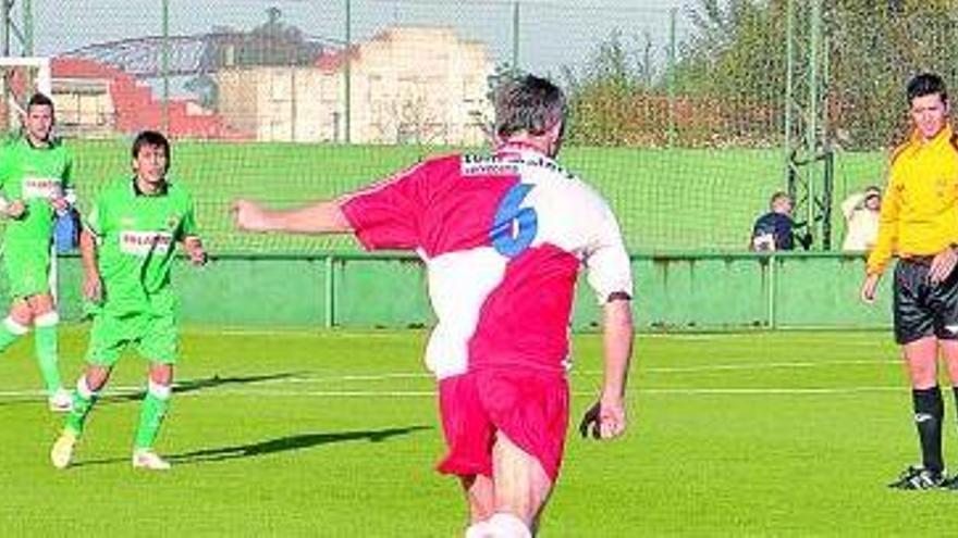 Ángel se dispone a golpear el balón en el partido de ayer frente al Racing B en La Albericia.