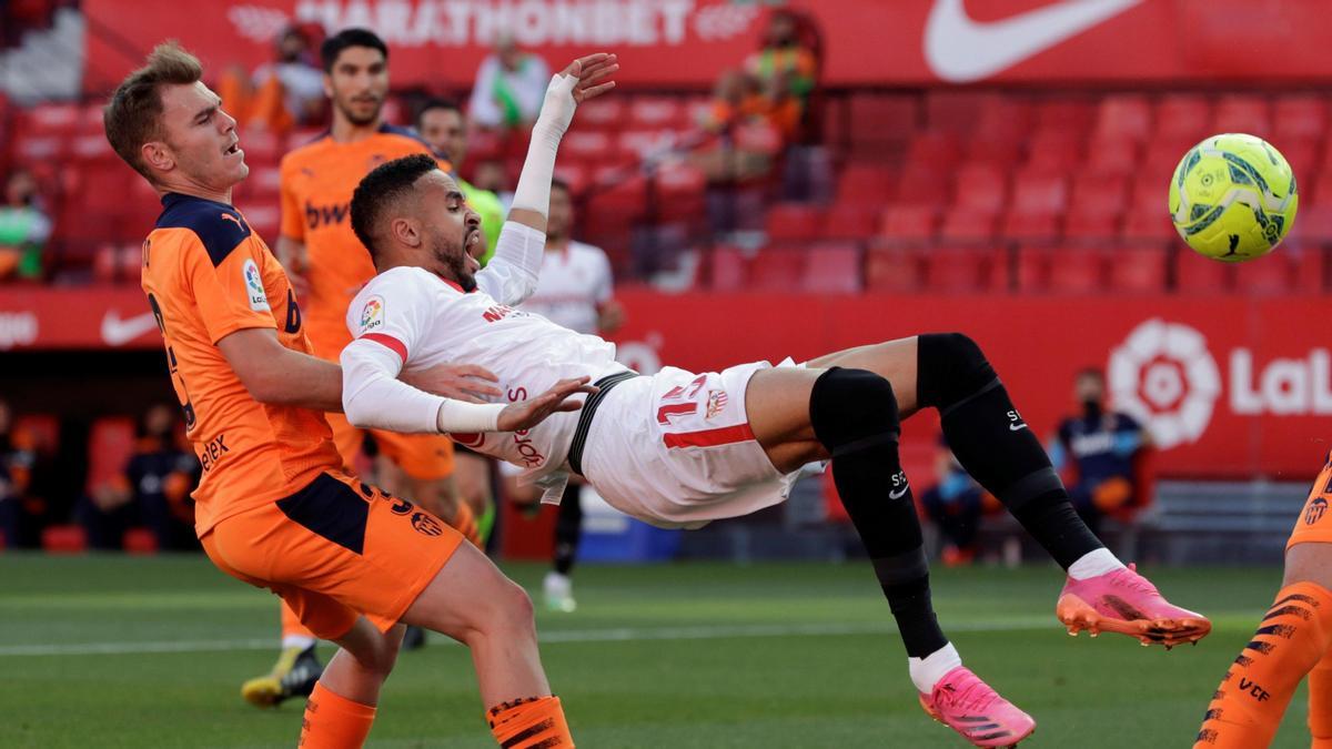 El delantero del Sevilla Youssef En-Nesyri lucha con los jugadores del Valencia.