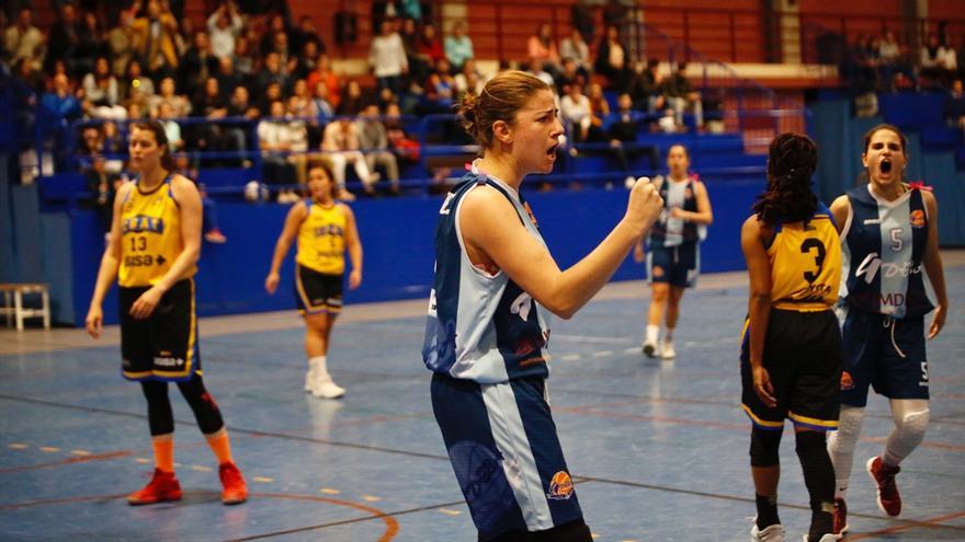 Marta Martínez celebra una victoria con el Adeba en la temporada 17-18.