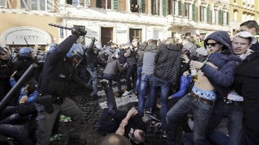 Aficionados del Feyenoord siembran el caos en Roma