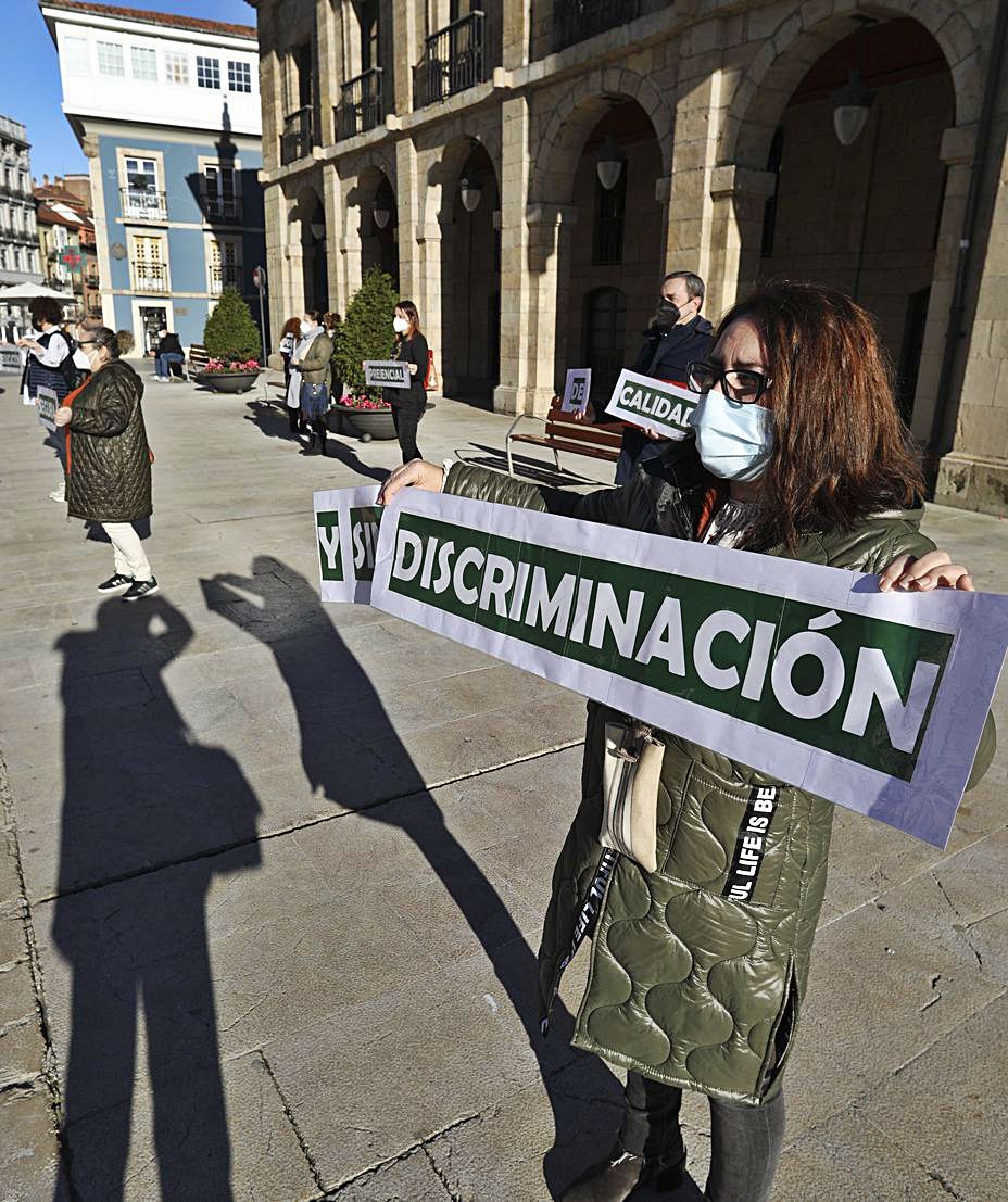 Manifestantes en contra de la semipresencialidad en Avilés, delante del Ayuntamiento. | Ricardo Solís