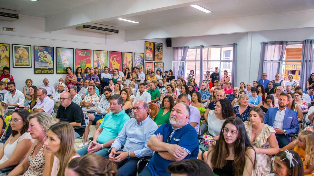 Las capitanías de Petrer de 2023 en el salón de actos de la Casa del Fester.