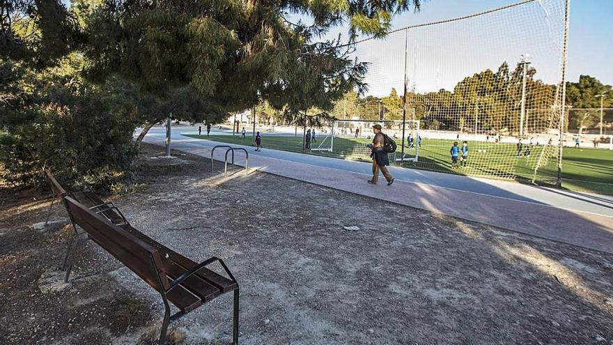 Uno de los bancos a los que llegaron las orugas y, al fondo, el campo de fútbol.