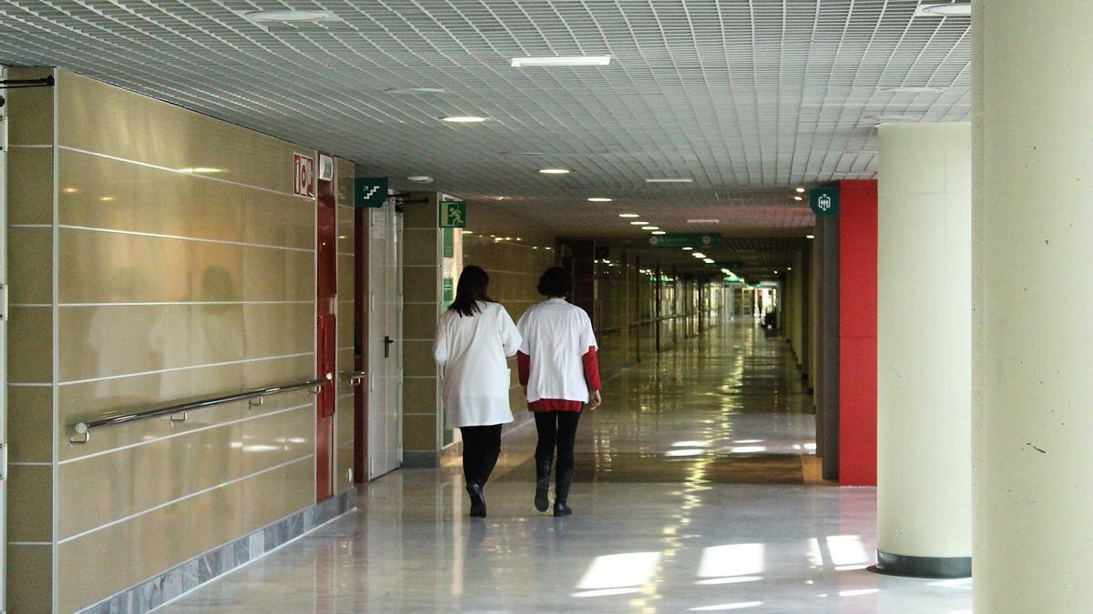 Médicos en el pasillo de un hospital.