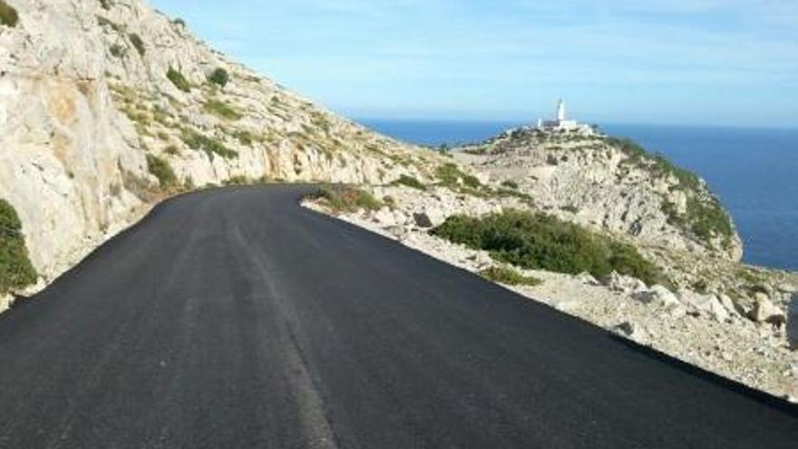 Die Straße zum Leuchtturm ist fertig asphaltiert, nur noch die neuen Leitplanken fehlen.