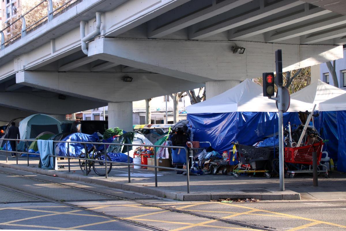 El campament improvisat sota la C-31 gairebé al límit entres les localitats de Badalona i Sant Adrià de Besòs.