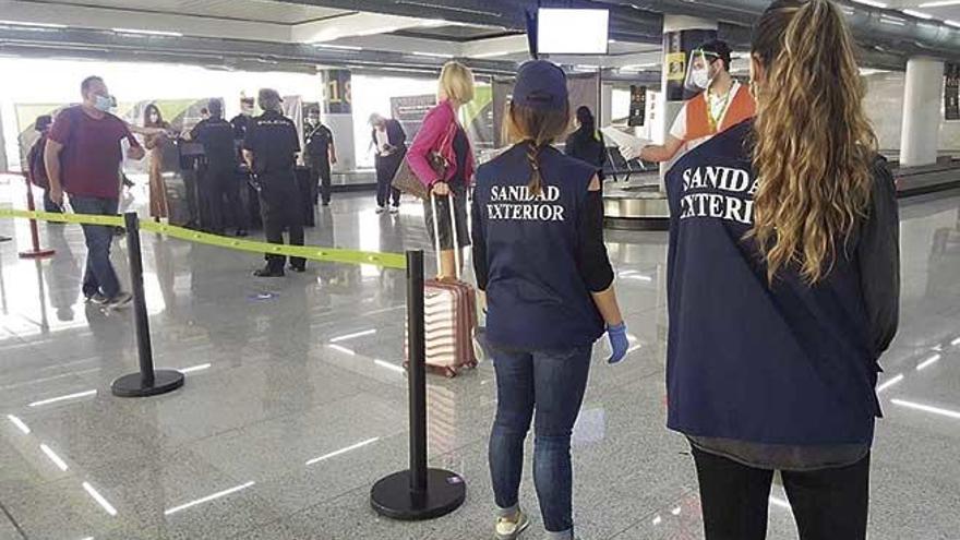 Una imagen de los controles para tomar la temperatura corporal organizados por Sanidad Exterior en Son Sant Joan.