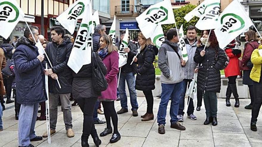 Los funcionarios se concentran ante la Audiencia Provincial.