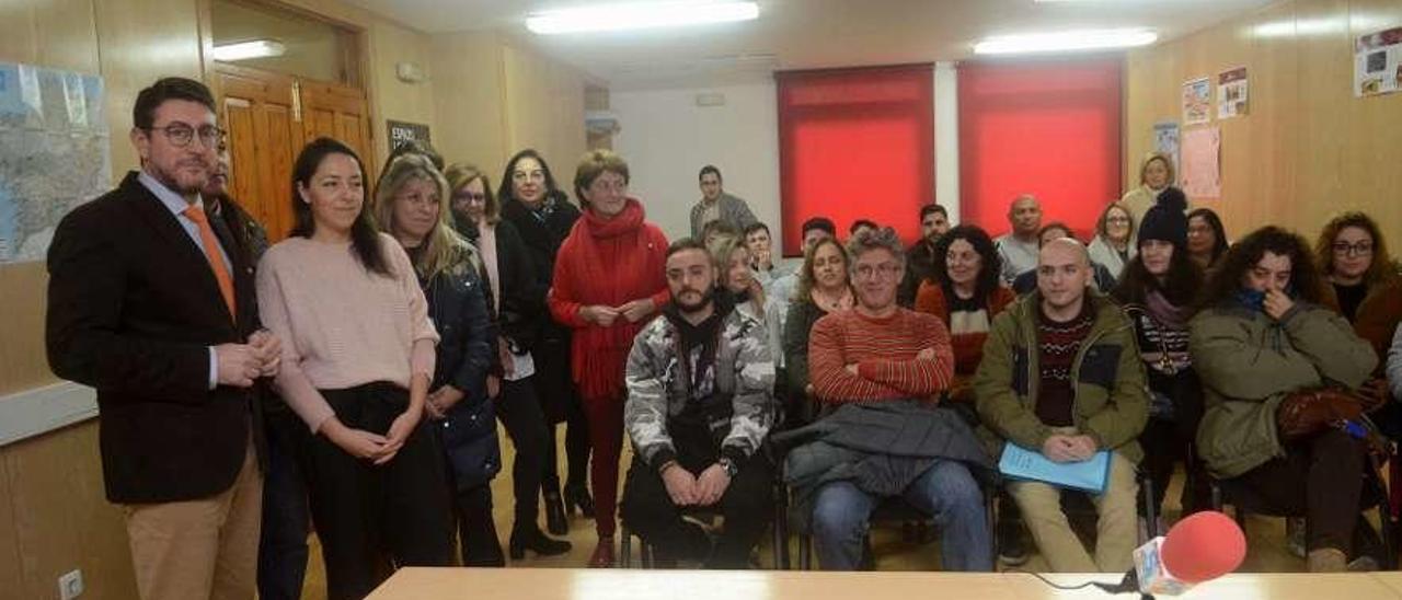 Ignacio Rial y Alba Briones con profesores y alumnos del Obradoiro de Vilagarcía. // Noé Parga