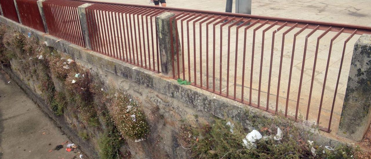 Plásticos en el cauce del río Con, predestinados a acabar en la ría de Arousa, ayer.   | //  NOÉ PARGA