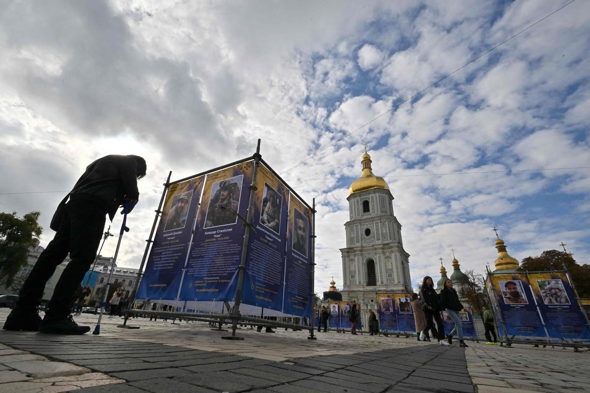 Exposición al aire libre Regimiento Azov - Ángeles de Mariupol en el centro de Kiev para conmemorar el Día de los Defensores de Ucrania el 14 de octubre de 2022, en medio de la invasión rusa de Ucrania