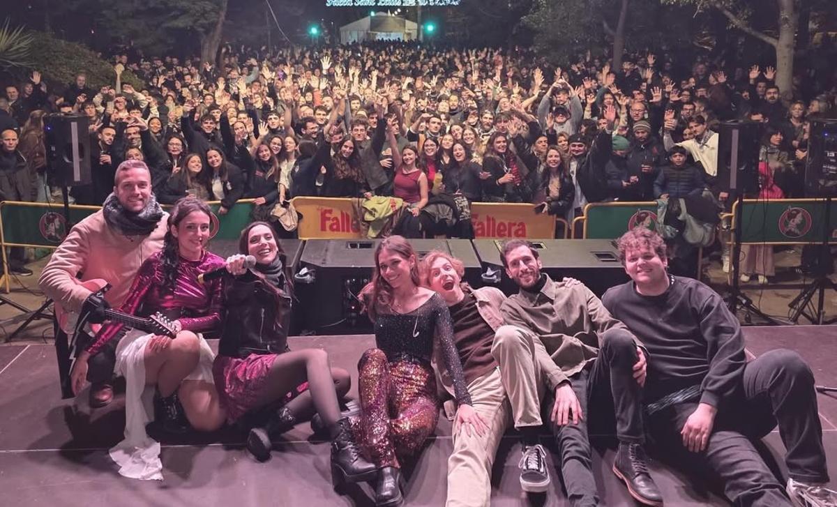 Foto habitual de una  orquesta con el público en una verbena fallera