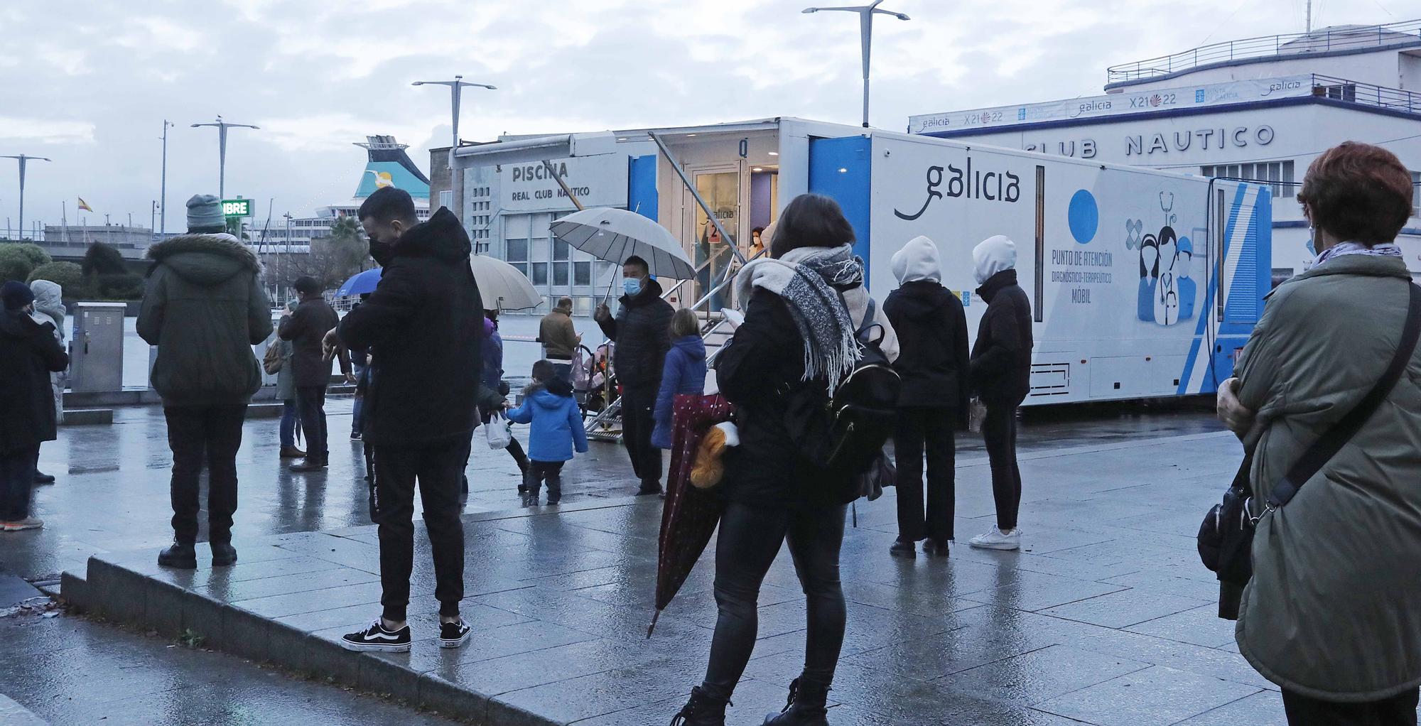 Madrugón y colas kilométricas en Vigo para mesas "saludables" por Navidad