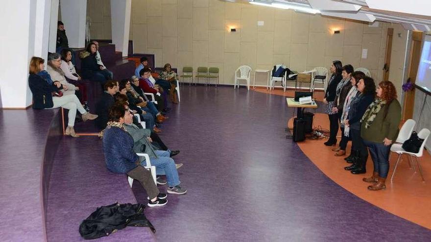 Asistentes a la charla en el centro cultural de Domaio. // Gonzalo Núñez