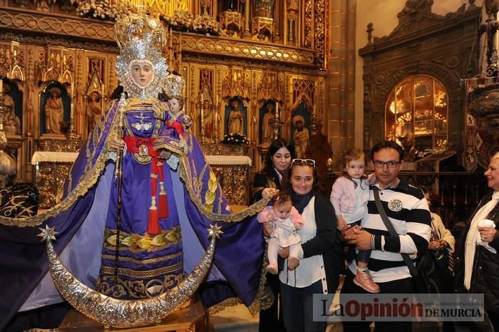 Los niños pasan por el manto de la Fuensanta