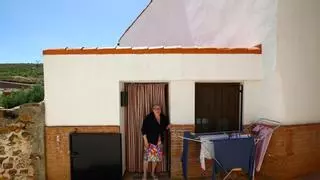María Jesús ha tenido que reconstruir su casa de Villar de los Navarros a sus 77 años: "Lloro porque es lo mío, es mi vida. Tenía poco y se lo llevó todo"