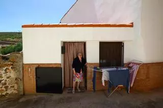 La casa de María Jesús durante la riada y un año después.